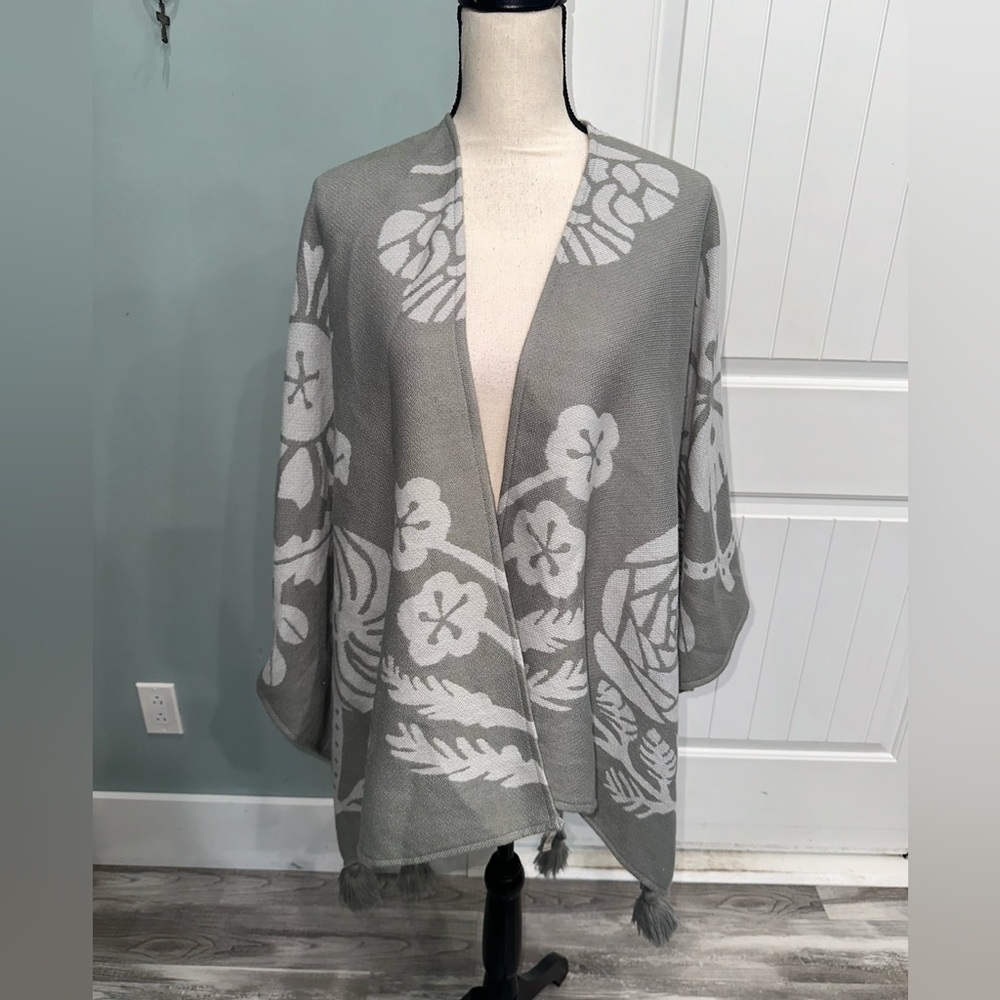 Soft Surroundings Heavenly Soft Frosted Cape Poncho In gray ONE SIZE - Picture 4 of 7